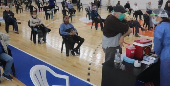 Comenzó la campaña de vacunación en los polideportivos municipales