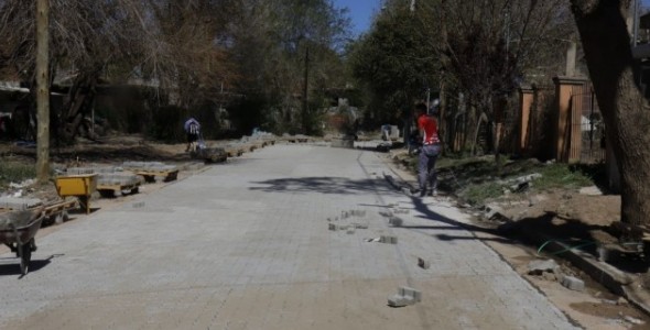 Avanza el adoquinado en Barrio Colinas