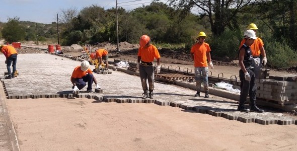 Comenzó el adoquinado de la calle principal de Altos del Valle