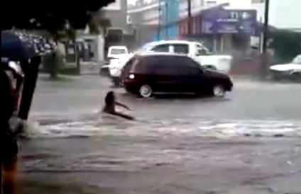 Una persona fue arrastrada por el agua en plena avenida 