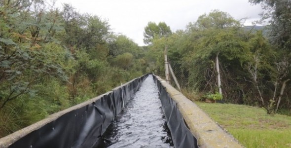 Se colocó una geomembrana en el canal de toma del Servicio Municipal de Agua