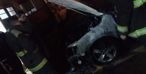 Se prendió fuego un vehículo en Sol y Río