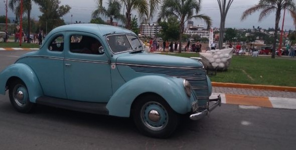 Los autos antiguos pasaron por Carlos Paz