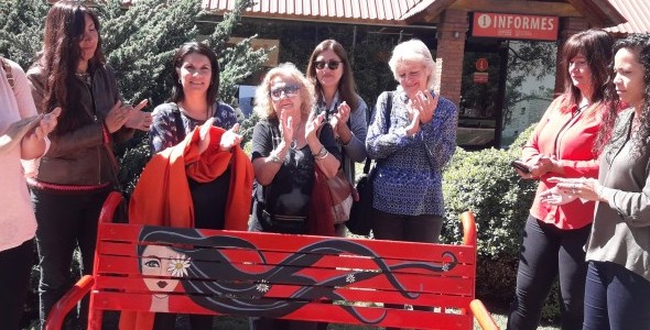 Banco rojo para visibilizar la violencia contra la mujer
