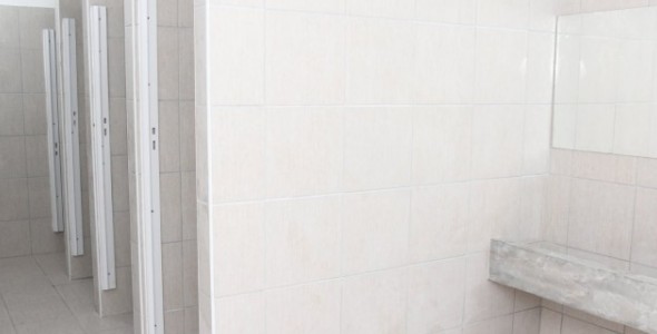 Colocaron batería de baños en la costanera de la ciudad