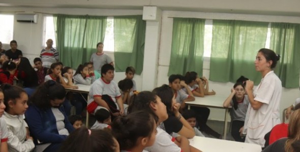 Brindan charlas de prevención por el dengue