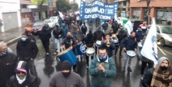 Choferes del transporte urbano piden a usuarios que los acompañen en el reclamo