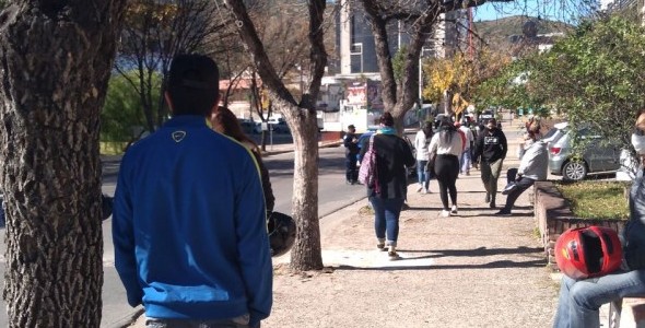 Comenzó el cobro del IFE a personas no banacairzadas