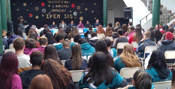 Candidatos a intendente debatieron en un colegio de Carlos Paz