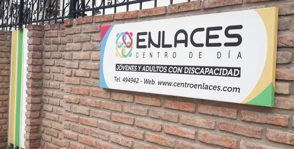 El centro de día Enlaces organiza una feria americana