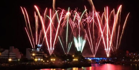 VILLA CARLOS PAZ RECIBE EL 2024 CON UN SHOW DE LUCES Y EFECTOS ESPECIALES