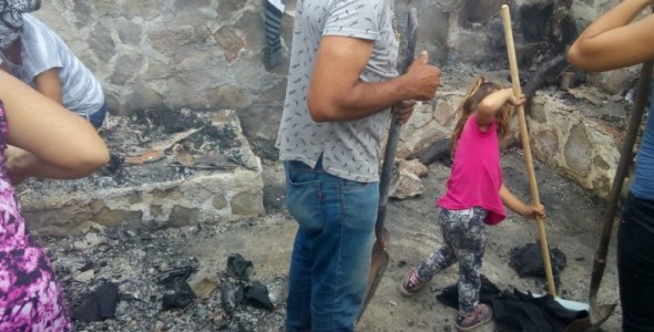 Le quemaron su casa y necesita ayuda