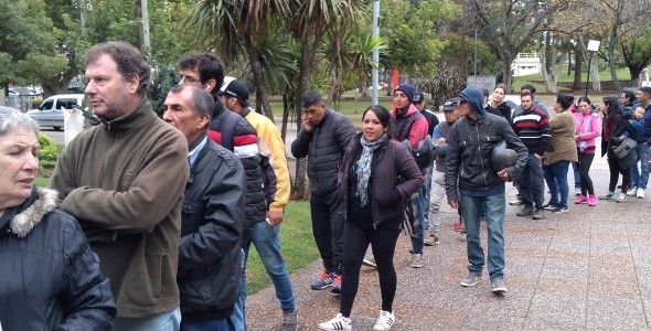 Largas filas para las entradas del Super Prime Callejero 
