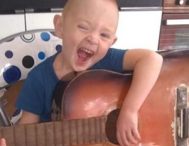 Buscan llegar a Abel Pintos para que le cante a un pequeño con hidrocefalia