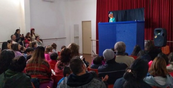 Función de títeres a beneficio de la Biblioteca Popular José H. Porto