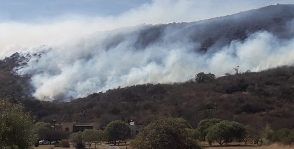 Bomberos combaten incendio en el sur de Punilla