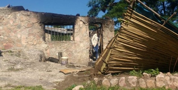 Denuncian que robaron y le incendiaron su casa