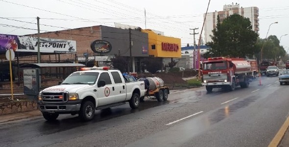 Incendio total en un corralón de Carlos Paz
