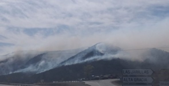 Intenso trabajo de bomberos y aviones hidrantes en San Antonio