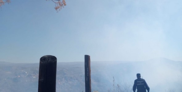 Se prendió fuego un terreno en Villa del Lago