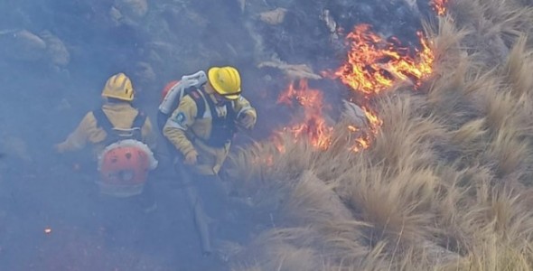 BOMBEROS COMBATEN UN INCENDIO EN EL PARQUE NACIONAL QUEBRADA DEL CONDORITO