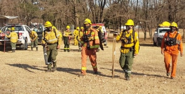 BOMBEROS CONTUVIERON UN INCENDIO EN CHARBONIER Y EL RIESGO ES EXTREMO EN LA PROVINCIA