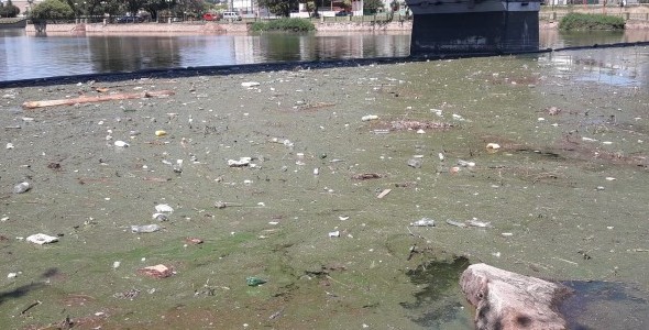 Limpian el lago San Roque en zona céntrica