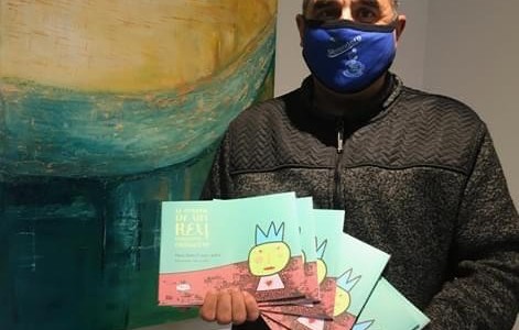 Donó copias de su primer libro infantil al merendero Panza Caliente