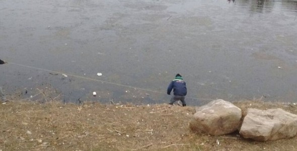 Comenzaron a extraer las algas del Lago San Roque