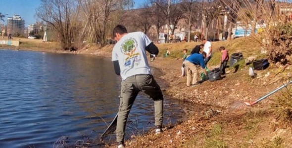 El grupo de vecinos voluntarios continúan limpiando la costanera del lago