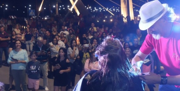 Más de 500 cortes de pelo en la maratón de peluqueros solidarios