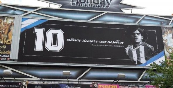 Carlos Paz homenajea a Maradona con marquesinas en teatros 