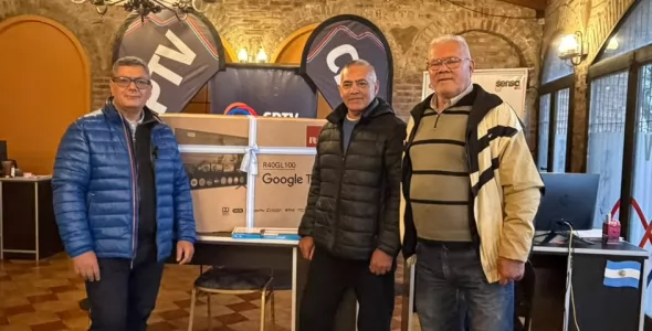 Carlos Paz Televisión entregó un televisor al Centro Vecinal Altos del Valle para tareas comunitar