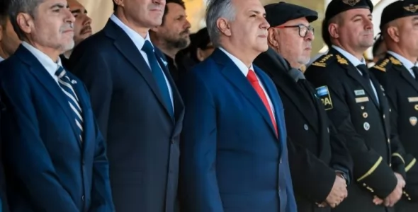 Llaryora tomó juramento de fidelidad a la Bandera Nacional a cadetes de la Policía, el Servicio Pe