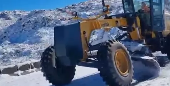 Por la ola polar, el Camino de Altas Cumbres sigue cerrado: avanzan las tareas de deshielo