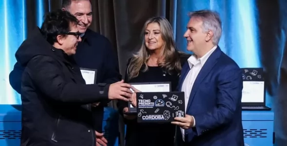 Llaryora encabezó la entrega de 2.430 netbooks a escuelas de la ciudad de Córdoba