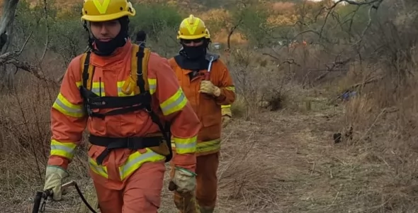 La Provincia desplegó un importante operativo aéreo y terrestre para combatir un incendio en La Ca