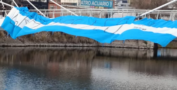 Una bandera gigante por Messi: la historia detrás de la intervención en el Puente Centenario