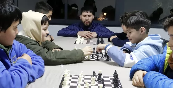 Comenzaron las clases gratuitas de ajedrez en Carlos Paz: aún hay cupos disponibles