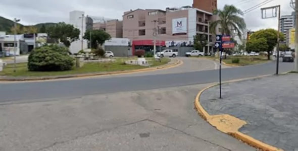 Restringen el tránsito en avenida Libertad por obras de extensión de la red de agua