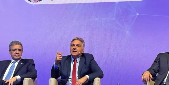 Llaryora disertó en el ciclo Democracia y Desarrollo