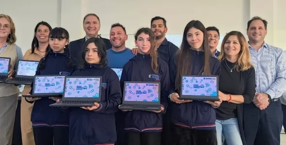 Punilla: alumnos y docentes de cuatro localidades recibieron netbooks
