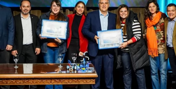Llaryora entregó computadoras y kits de robótica a escuelas del Ente Metropolitano