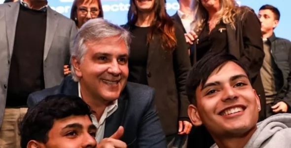 Llaryora presentó “Con Vos”, una iniciativa que busca prevenir la desvinculación escolar
