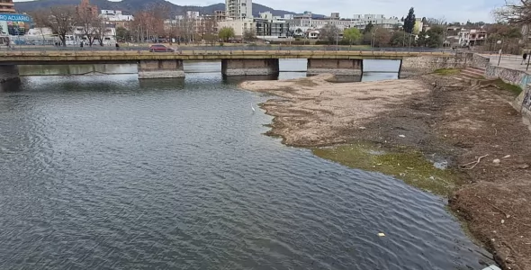 El lago San Roque está 1,7 metros por debajo del vertedero y advierten por el consumo de agua