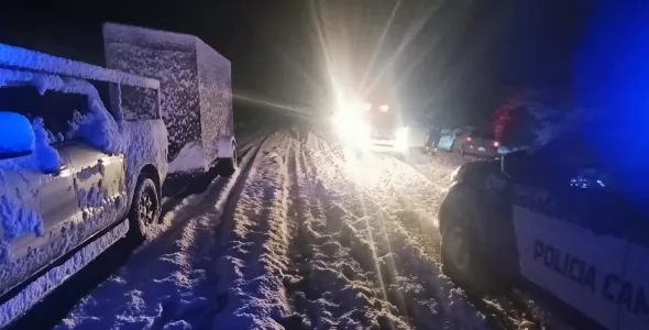 Nieve en las Altas Cumbres: asistieron a un colectivo y más de diez autos varados