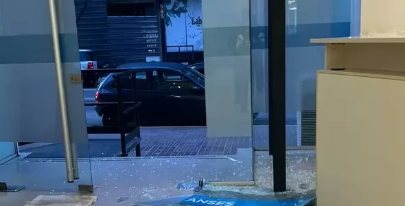 Reventaron a piedrazos las oficinas de la Anses en Carlos Paz