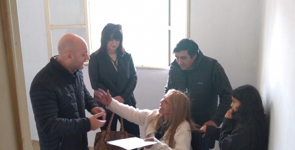 Nueva familia beneficiada por la adjudicación de una casa de Altos del Valle