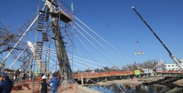 Colocaron la dovela central del nuevo puente peatonal