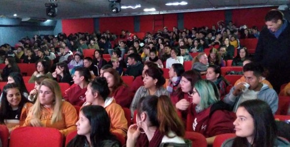 Brindaron una obra de teatro para estudiantes sobre el bullying